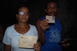 D. Olinda de Oliveira e seu irmão Luiz mostram Autorização emitida pela Marinha para que possam ter acesso à sua própria residência 